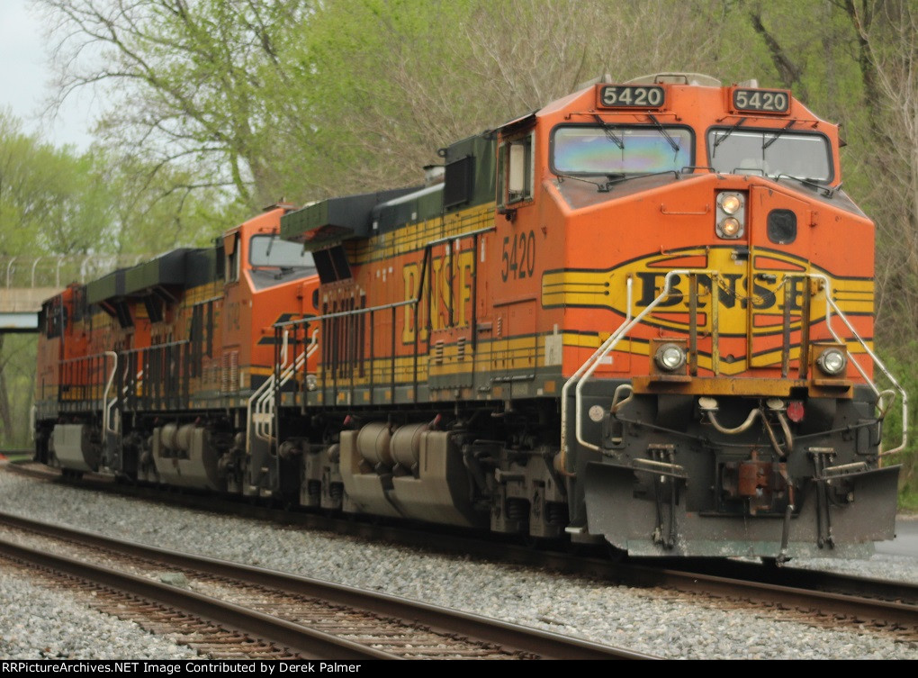 BNSF 5240 on B705